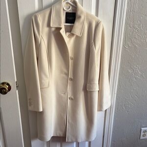 Talbots Cream Trench Coat with Notched Lapel and Tailored Fit